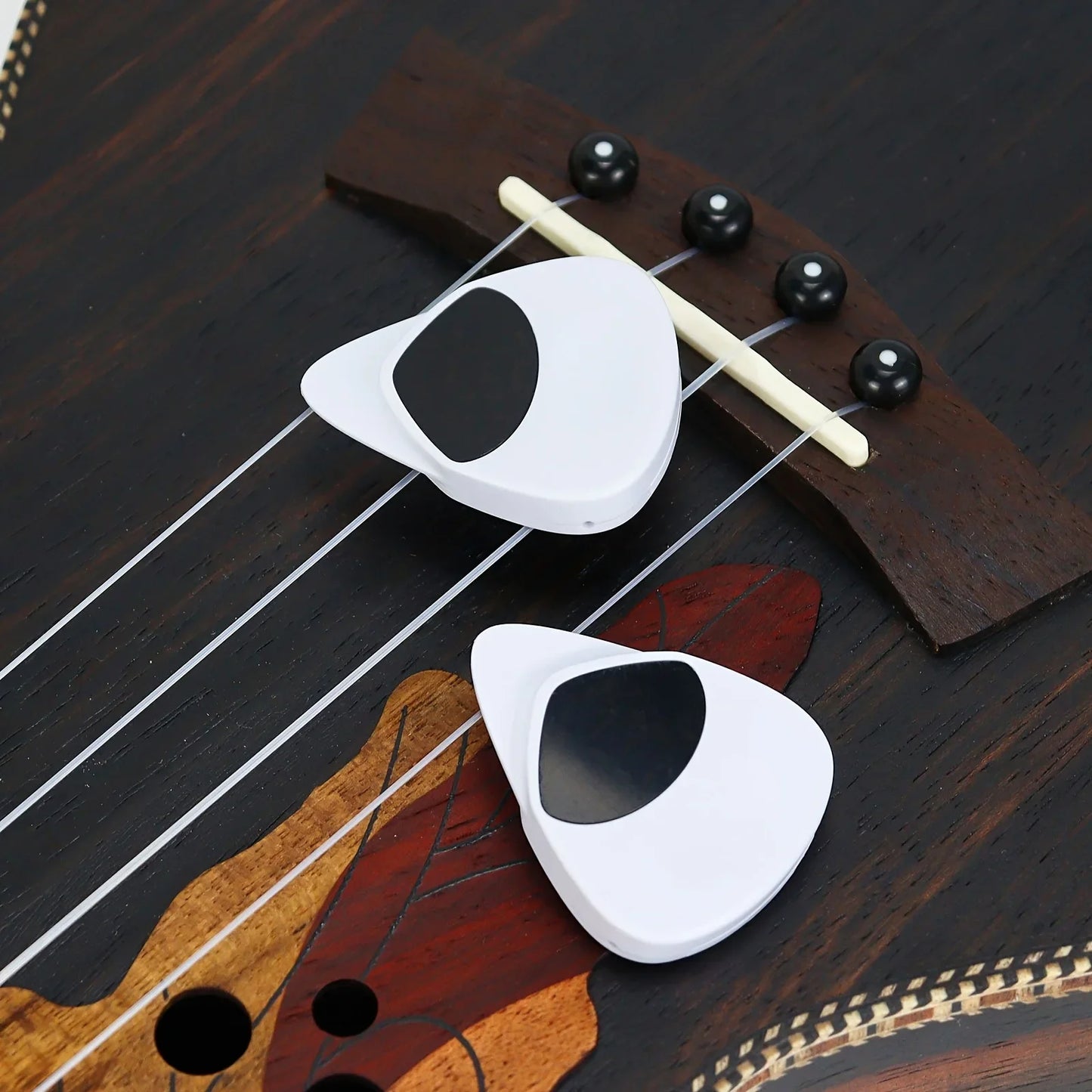 2-in-1 Guitar Pick & Tuner - Portable, Multi-Purpose Pitch Calibrator for Folk Guitars and Ukuleles, 12-Tone Equal Temperament,